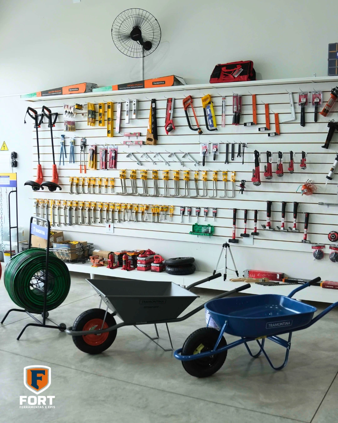 Showroom da Fort Ferramentas em Presidente Prudente Interior da loja Fort Ferramentas e EPIs em Presidente Prudente - Amplo estoque de materiais para obra e segurança do trabalho