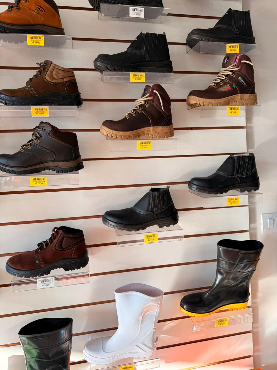Exposição de botas de segurança - Variedade em Presidente Prudente Exposição de botas de segurança - Variedade em Presidente Prudente