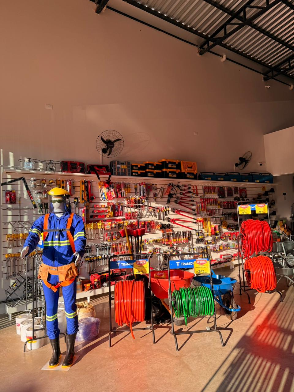 EPIs completos e manequim com uniforme de segurança EPIs completos e manequim com uniforme de segurança